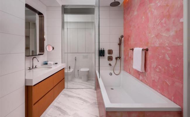 Hilton Dubai Creek Hotel & Residences