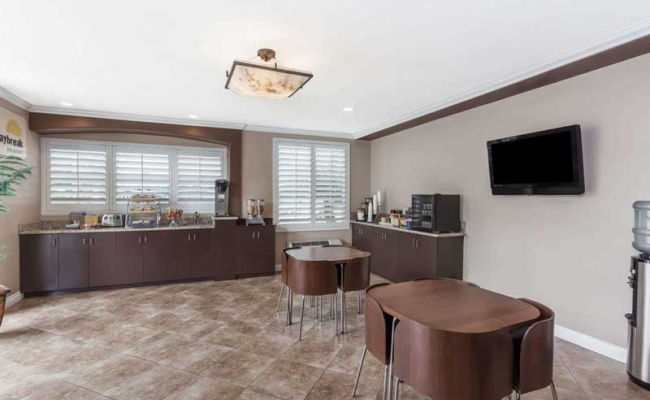 Days Inn and Suites by Wyndham Anaheim Resort