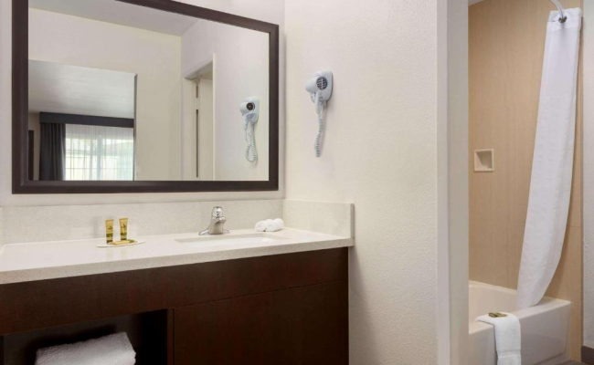 Days Inn & Suites by Wyndham Anaheim At Disneyland Park