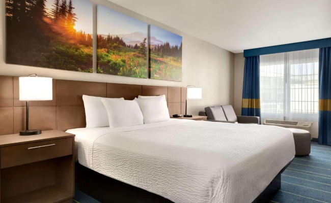 Days Inn & Suites by Wyndham Anaheim At Disneyland Park