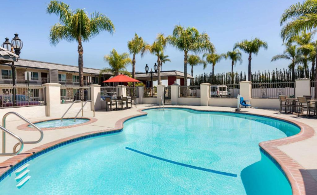 Days Inn & Suites by Wyndham Anaheim At Disneyland Park