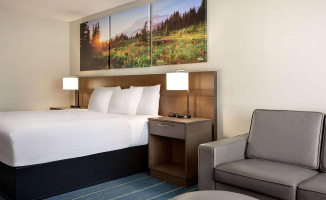 Days Inn & Suites by Wyndham Anaheim At Disneyland Park