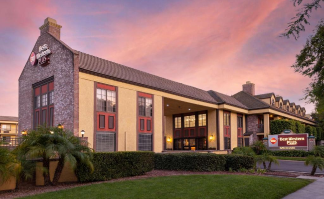 Best Western Plus Raffles Inn & Suites