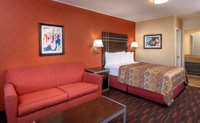Best Western Plus Raffles Inn & Suites