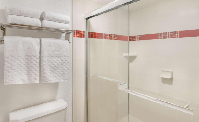 Best Western Plus Raffles Inn & Suites