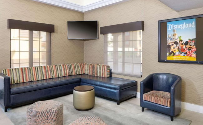 Best Western Plus Raffles Inn & Suites