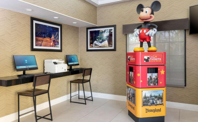 Best Western Plus Raffles Inn & Suites
