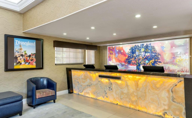 Best Western Plus Raffles Inn & Suites
