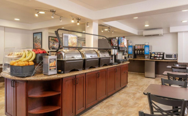 Best Western Plus Raffles Inn & Suites