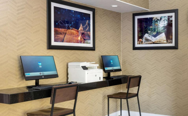 Best Western Plus Raffles Inn & Suites