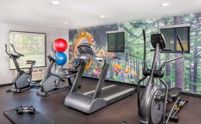 Best Western Plus Raffles Inn & Suites