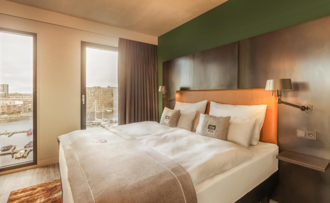 Holiday Inn - the niu, Fender Amsterdam