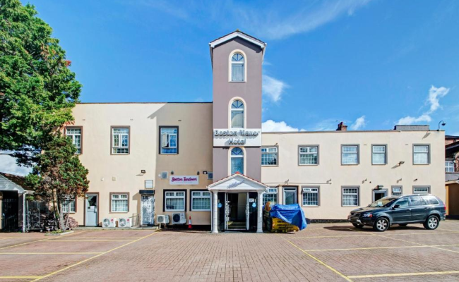 OYO Bostons Manor Hotel