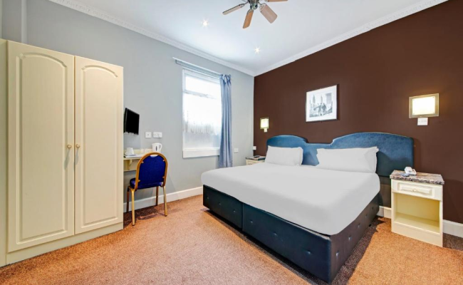 OYO Bostons Manor Hotel