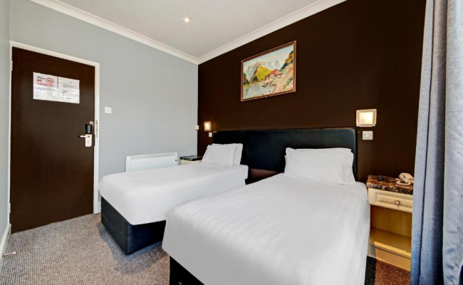 OYO Bostons Manor Hotel