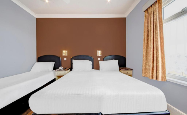 OYO Bostons Manor Hotel