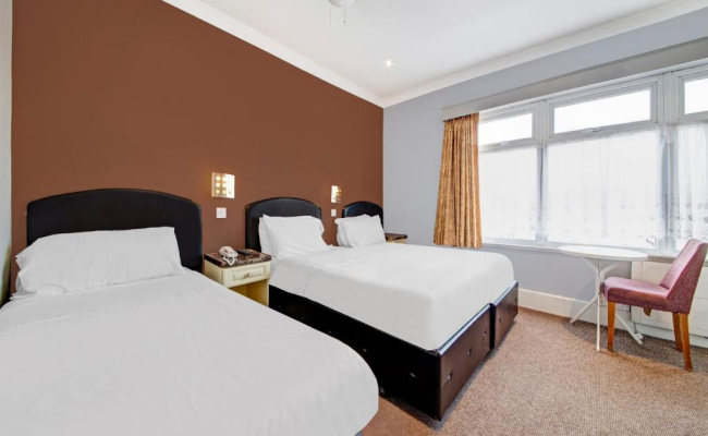 OYO Bostons Manor Hotel