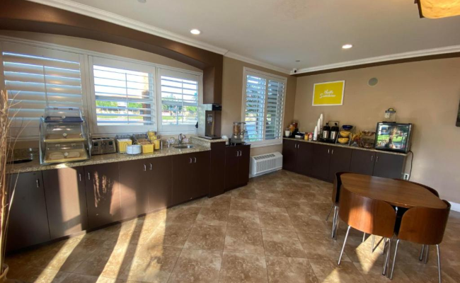Harbor Inn & Suites