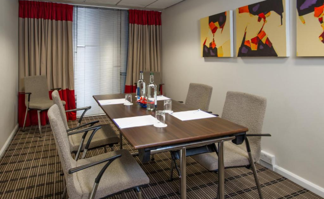 Holiday Inn Express London Luton Airport
