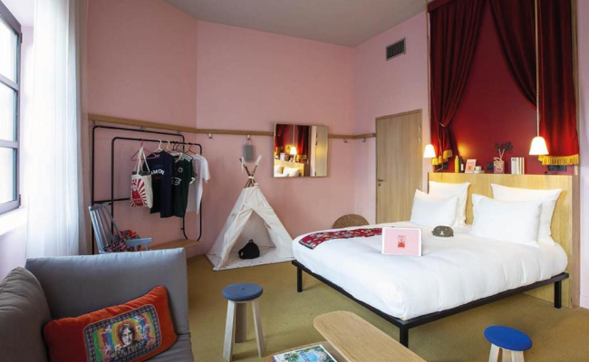 MOB HOTEL Paris Les Puces