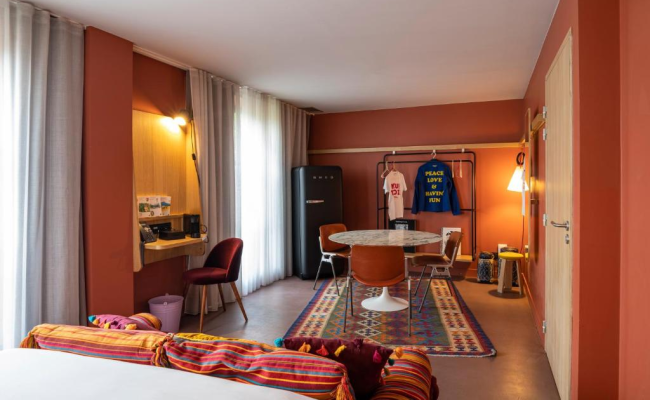 MOB HOTEL Paris Les Puces