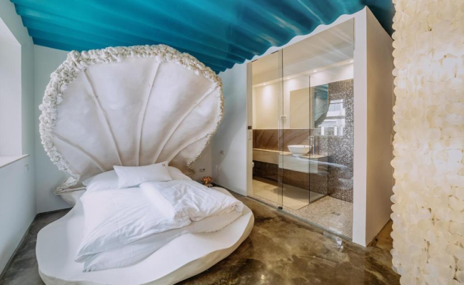 18Arts Hotel- Living in a Gallery!
