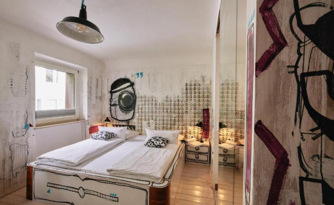 18Arts Hotel- Living in a Gallery!