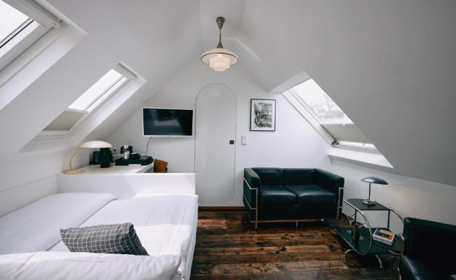 18Arts Hotel- Living in a Gallery!