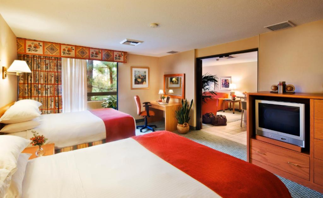 Howard Johnson by Wyndham Anaheim Hotel & Water Playground