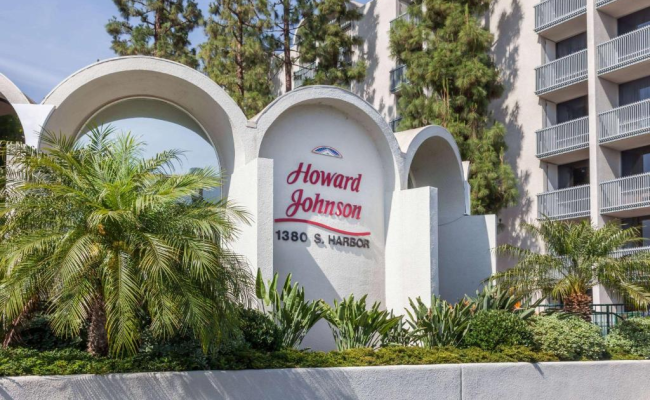 Howard Johnson by Wyndham Anaheim Hotel & Water Playground