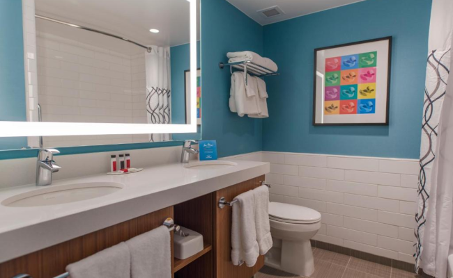 Howard Johnson by Wyndham Anaheim Hotel & Water Playground