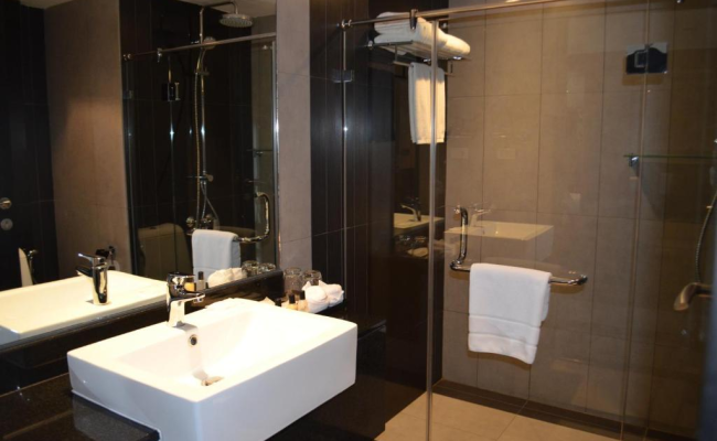 Golden Tulip Mandison Suites