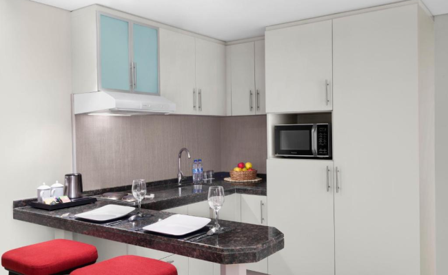 Leva Hotel and Suites, Opposite Downtown
