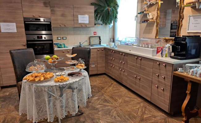 051 Room & Breakfast