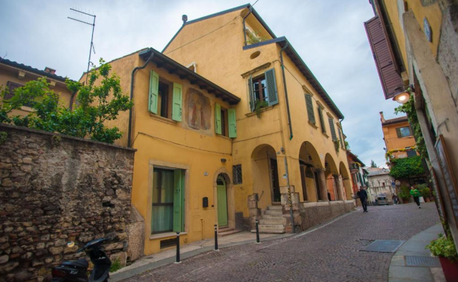 Palazzo Ponte Pietra