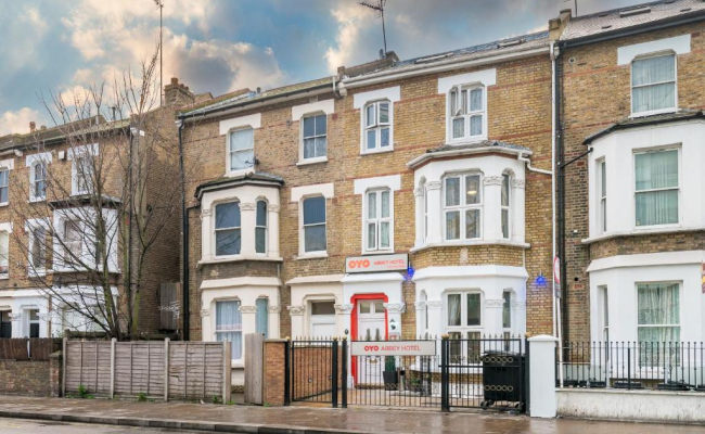 OYO Abbey Hotel, London Shepherd's Bush Market