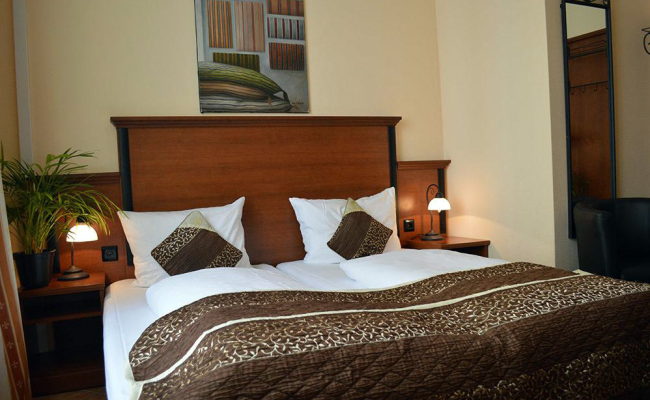 City Hotel West