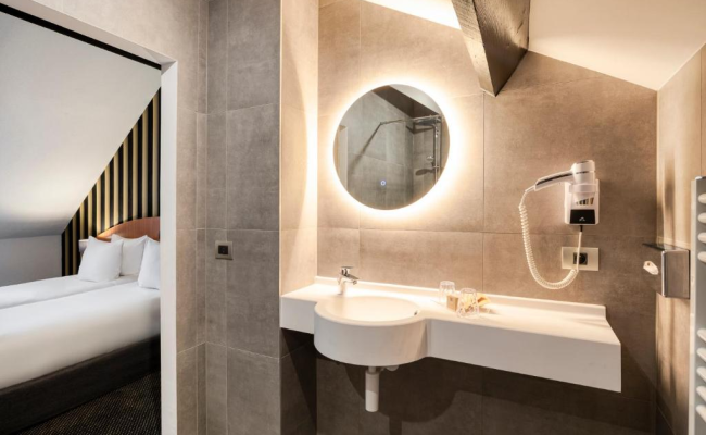 Aris Grand Place Hotel