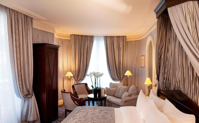 Le Dokhan's Paris Arc de Triomphe, a Tribute Portfolio Hotel