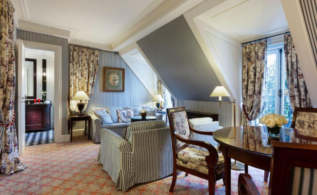 Le Dokhan's Paris Arc de Triomphe, a Tribute Portfolio Hotel