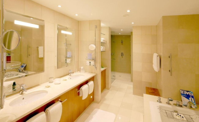 Canary Riverside Plaza Hotel