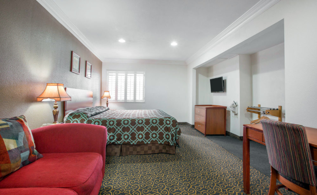 Rodeway Inn & Suites Anaheim by the Convention Center