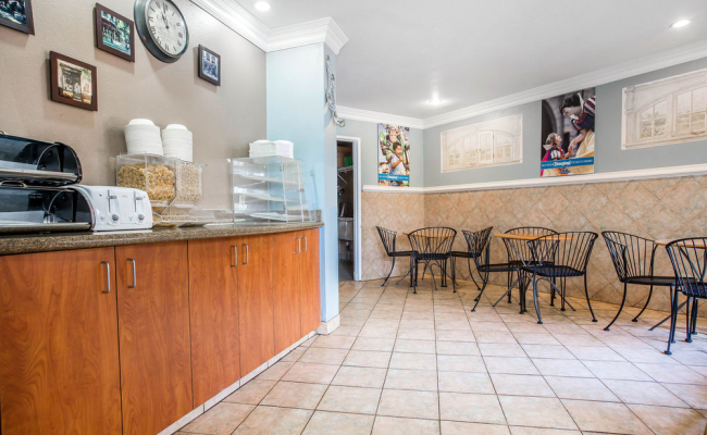 Rodeway Inn & Suites Anaheim by the Convention Center