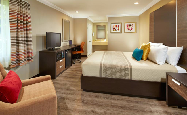 Eden Roc Inn & Suites near the Maingate