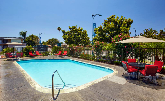 Eden Roc Inn & Suites near the Maingate