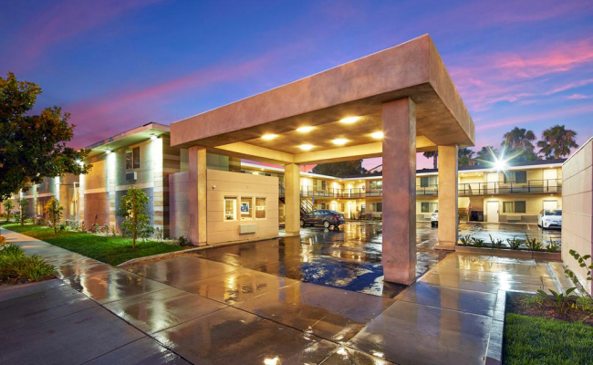 Eden Roc Inn & Suites near the Maingate