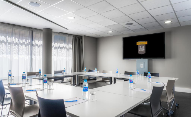 Best Western Plus Suitcase Paris La Defense